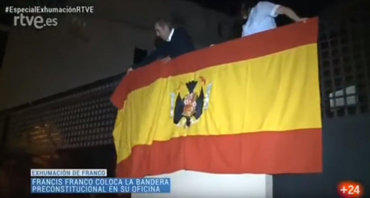Barcelona colgará por primera vez la bandera gitana del balcón consistorial