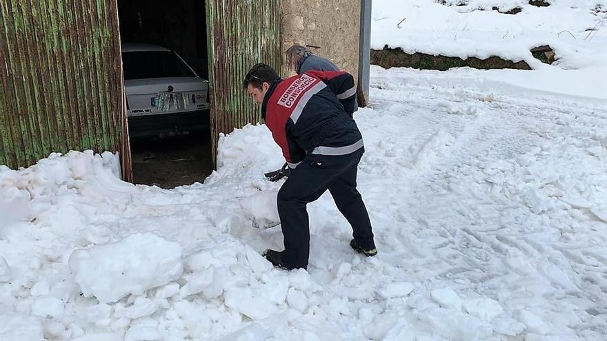 Bomberos evacuan a dos personas atrapadas por la nieve en Moratalla