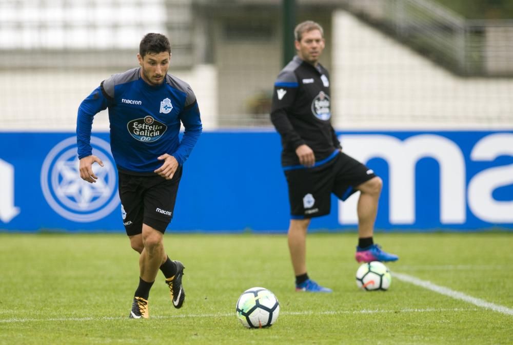 Mientras uno de los grupos realizaba trabajo defensivo, otro reforzaba los remates a portería. Carles Gil sigue con un plan específico y Bicho se entrenó con el readaptador Fran Molano.