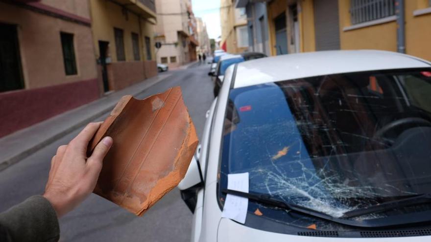 Una teja ha roto la luneta de un coche en la calle San Crispín de Elda