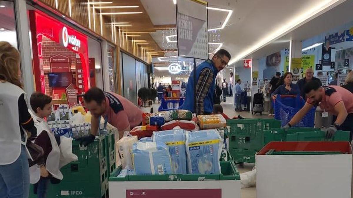 Los cofrades se han volcado recogiendo alimentos para los más necesitados en los distintos supermercados colaboradores..