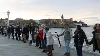 La playa de San Lorenzo, escenario de una cadena humana contra el racismo: "Diálogo abierto y honesto"