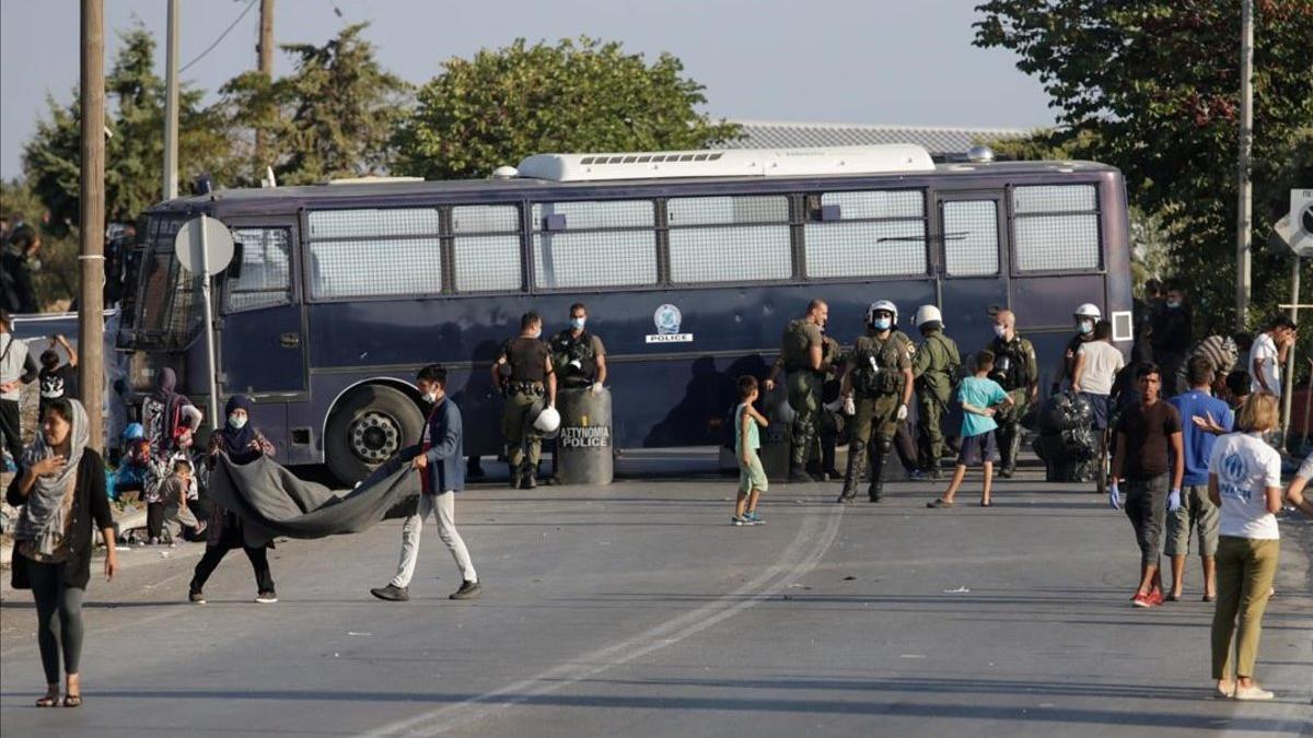 Operación policial en Moria para trasladar a los inmigrantes de Moria a un nuevo campo tras el incendio.