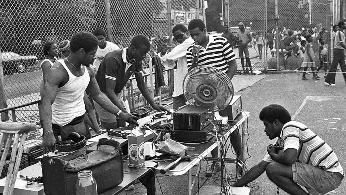 Preparativos para una «block party», en Nueva York, en los años 70.