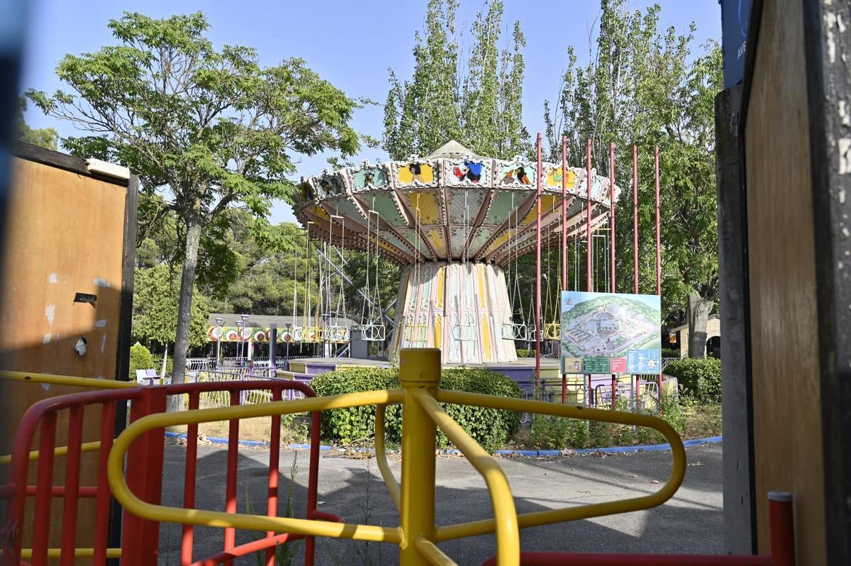 Estado actual del Parque de Atracciones de Zaragoza, cerrado al público.