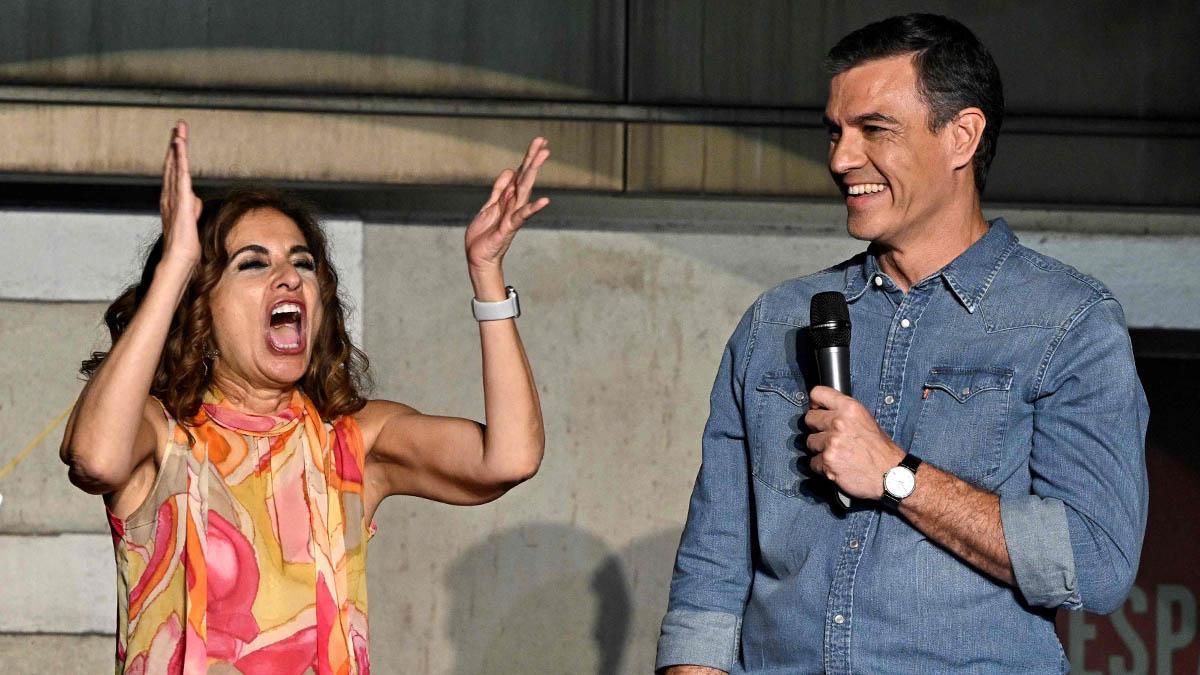 Pedro Sánchez junto a la ministra María Jesús Montero