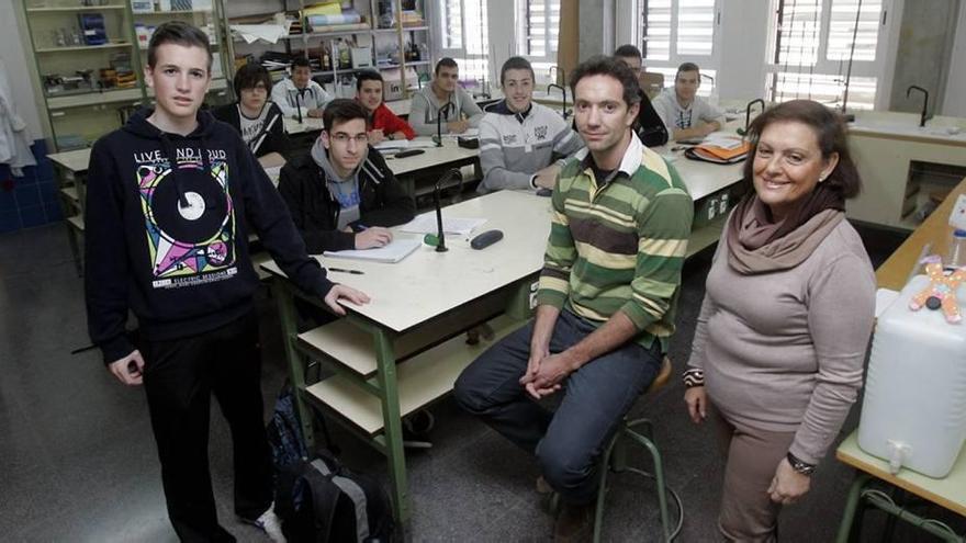 Inés María Iglesia y Antonio Cantero, con alumnos que hicieron las pruebas.