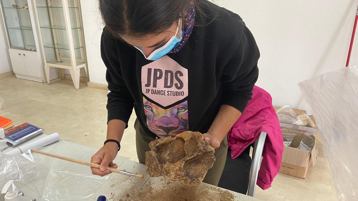 Limpieza de las latas de sardinas encontradas en las excavaciones y que se les daban a los prisioneros casi como única dieta