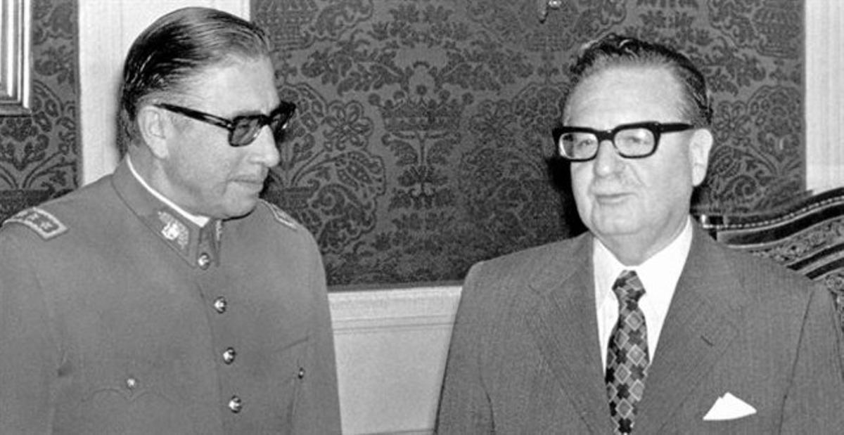 Augusto Pinochet (izquierda) y Salvador Allende, el 23 de agosto de 1973, pocos días antes del golpe del primero en el que murió el presidente chileno. Augusto Pinochet (izquierda) y Salvador Allende, el 23 de agosto de 1973, pocos días antes del golpe del primero en el que murió el presidente chileno.