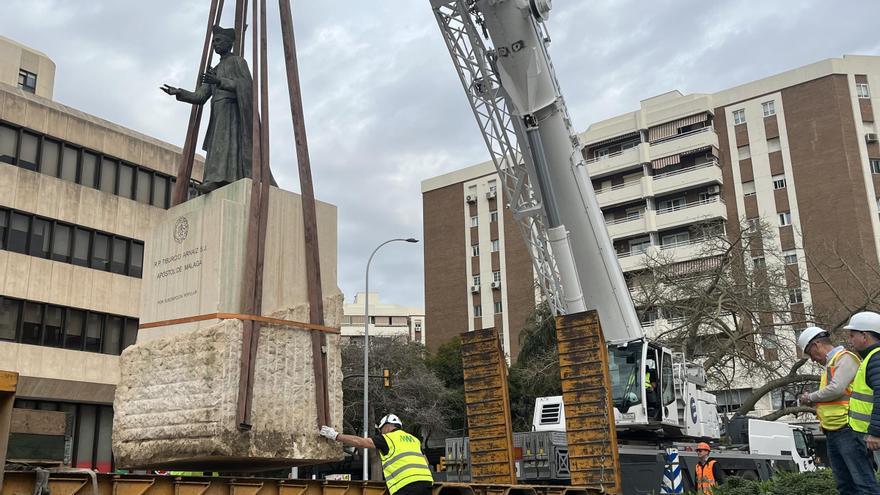 Trasladan la estatua del Padre Arnáiz por las obras del metro de Málaga