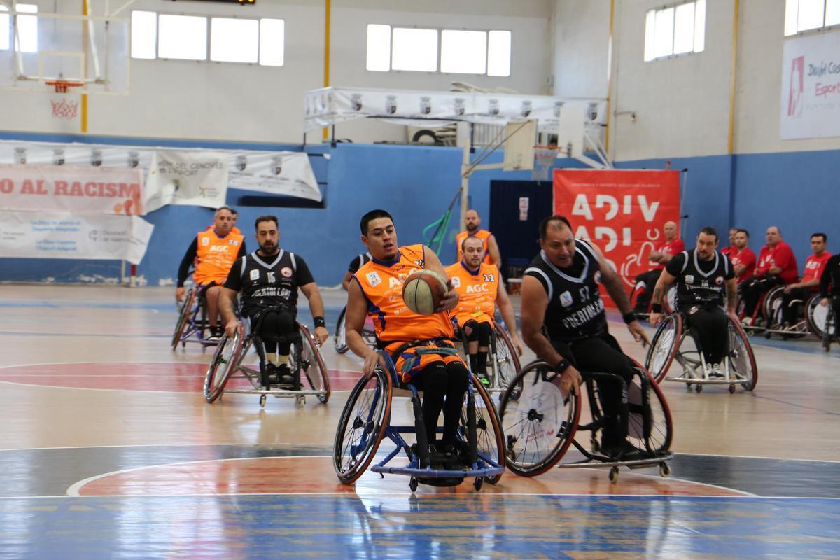 El ADIV y el Puertollano en el partido de baloncesto en silla de ruedas, en el Genovés.