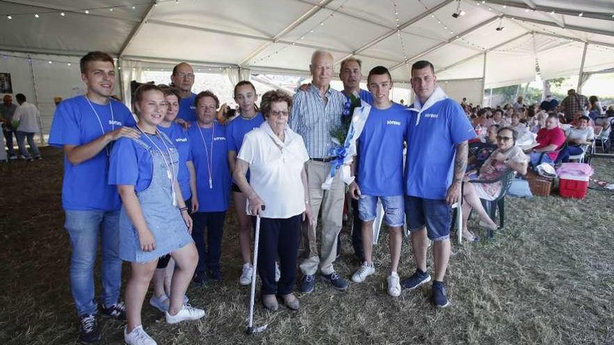 Aurora Muñiz y Silvino Rato, en el centro, rodeados por los miembros de la comisión de fiestas.