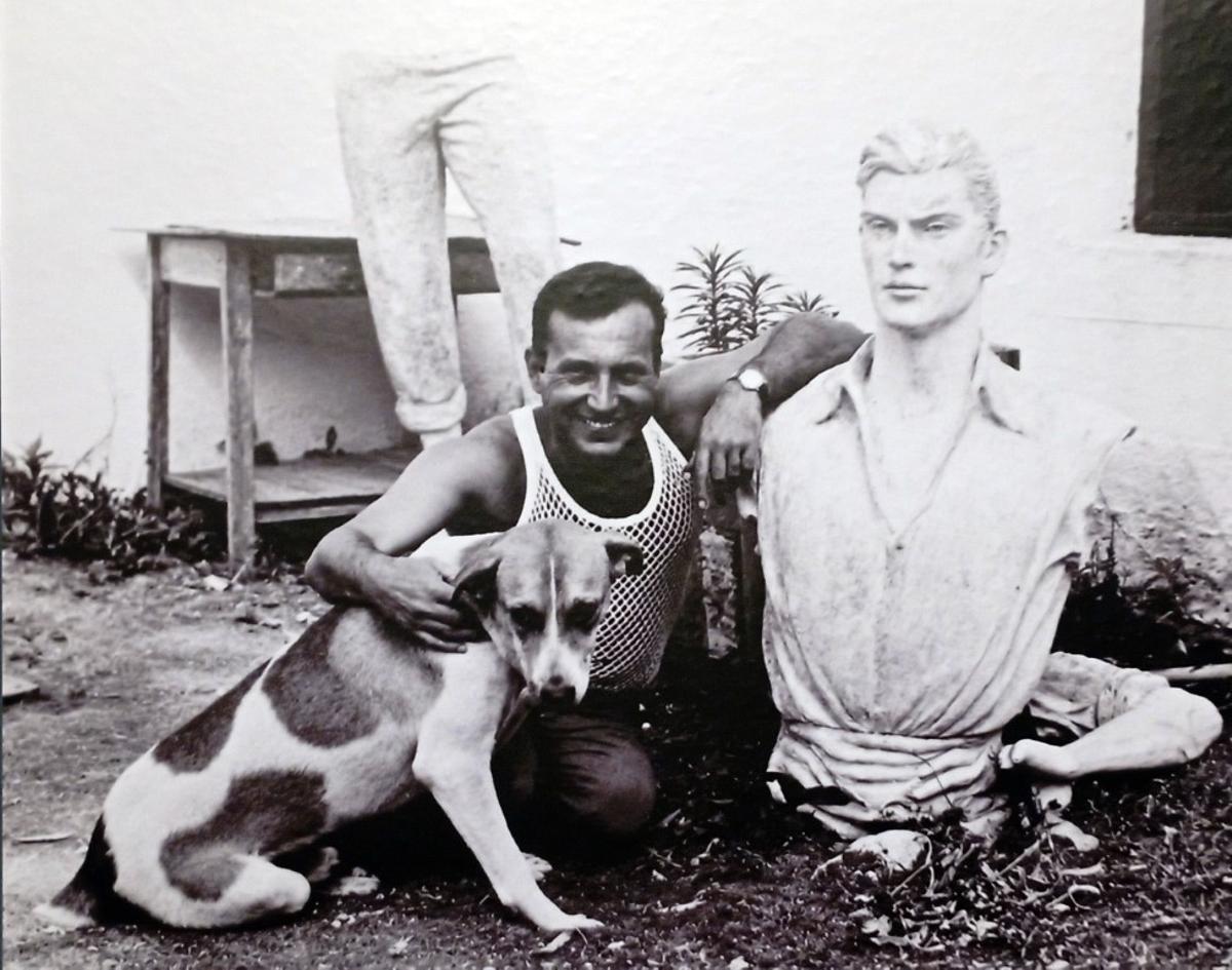 Un joven Jaime Pimentel con el Cenachero de escayola en varias piezas, antes de ensamblarlas.