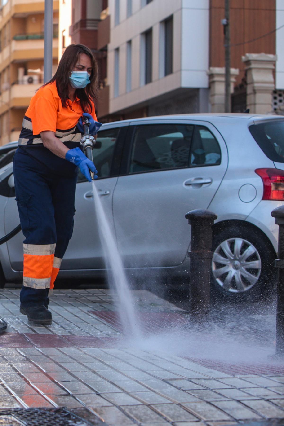 Baldeo exprés en Alicante para limpiar la lluvia de barro Baldeo exprés en Alicante para limpiar la lluvia de barro