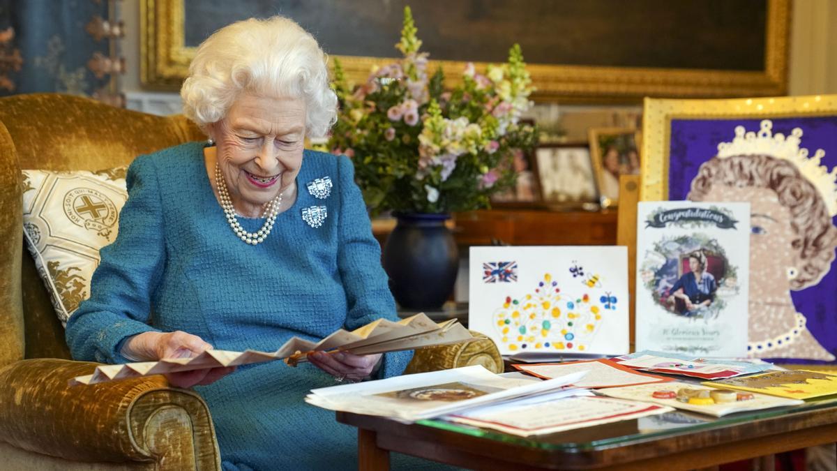 La reina Isabel mira objetos de sus jubileos de Oro y Platino en el castillo de Windsor, el pasado 4 de febrero.