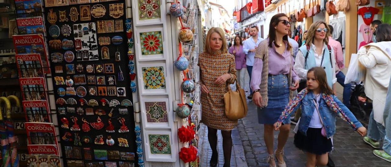 Turistas por el casco histórico de Córdoba durante la pasada Semana Santa.