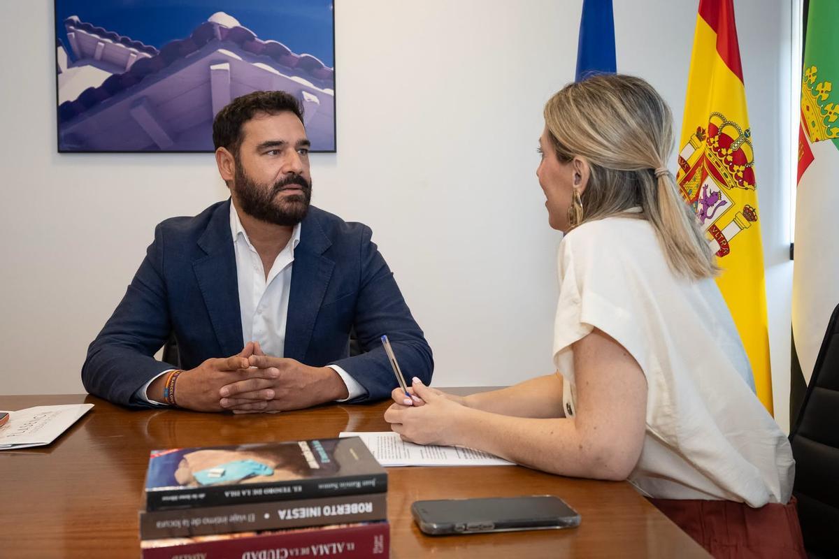 Una imagen de la reunión del alcalde de Plasencia con la presidenta de la Junta.