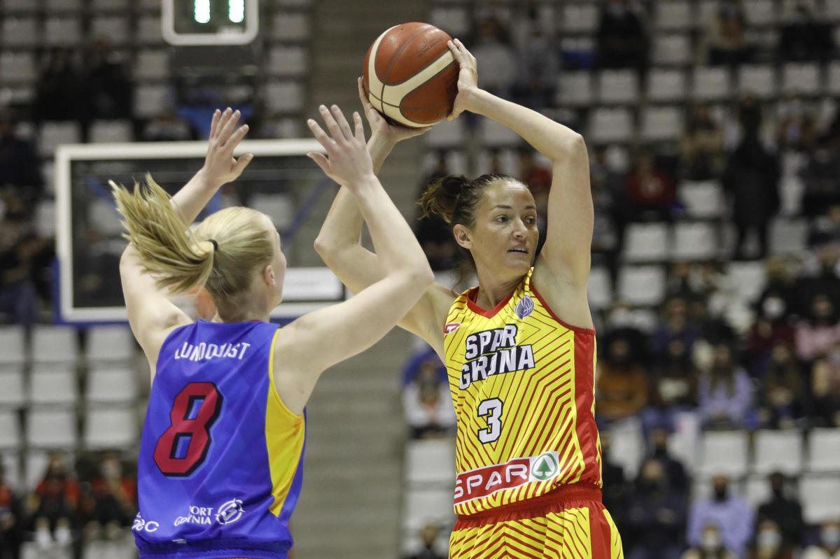 Lundquist, nova base de l'Uni, defensant Palau a Fontajau en un Uni-Arka Gdynia d'Eurolliga
