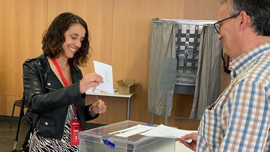 La candidata socialista, Patricia Boedo, deposita su voto en Meicende.