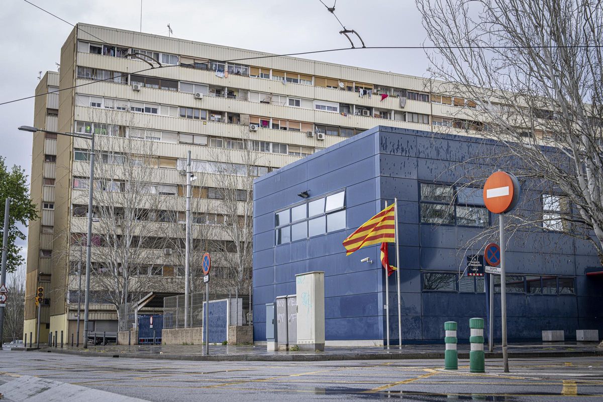 La comisaría de los Mossos dEsquadra del barrio de La Mina, en Sant Adrià de Besòs.