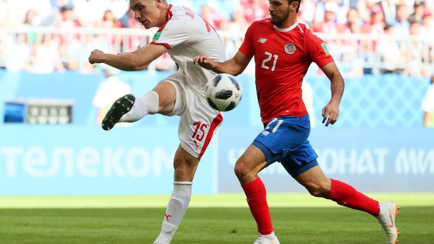 Kolarov rescata Sèrbia amb un gol de falta