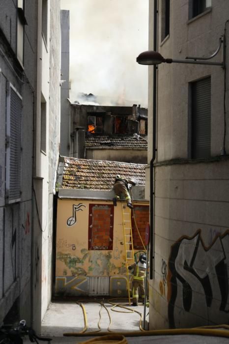 Arde por completo un edificio abandonado en Vigo