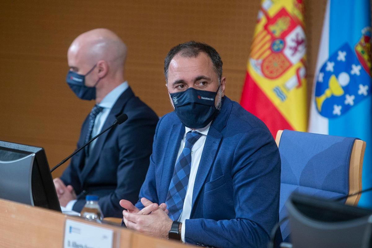 El conselleiro Julio García Comesaña, a la derecha, junto a José Flores, en la rueda de prensa . Foto: Conchi Paz
