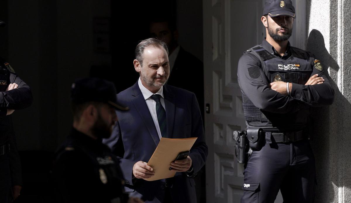 José Luis Ábalos, a la salida de su cuarta comparecencia en el Tribunal Supremo por el caso Koldo, en octubre del año pasado.