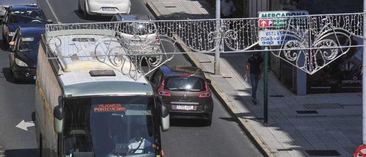 El autobús de Vilagarcía a Pontevedra a su paso por la calle Juan Carlos I. // Iñaki Abella