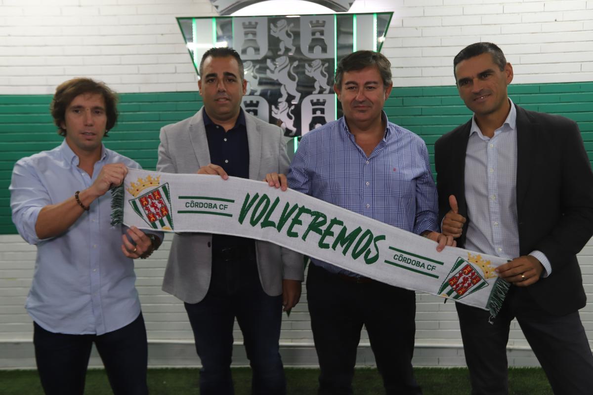 De izquierda a derecha, Raúl Cámara, Germán Crespo, Javier González Calvo y Juanito en el anuncio oficial de la renovación del técnico, el pasado octubre.