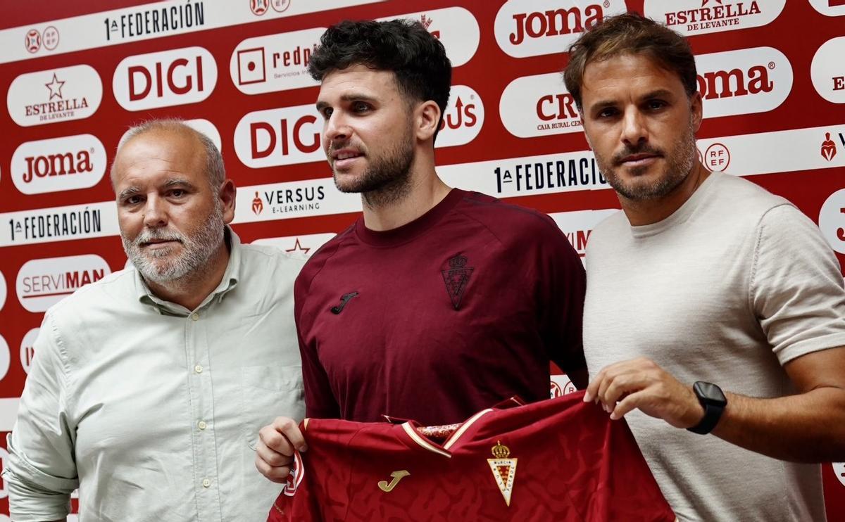 Sánchez Breis, Álvaro Giménez y Pedro León durante la presentación del delantero.