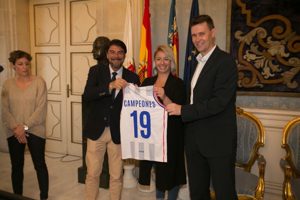 Unos 300 aficionados arropan al equipo de Rivero en el Ayuntamiento tras su ascenso a LEB Oro