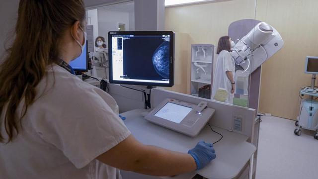 Proves de  diagnòstic de càncer de mama  a l’Hospital de la Vall d’Hebron.  | QUIQUE GARCÍA / EFE