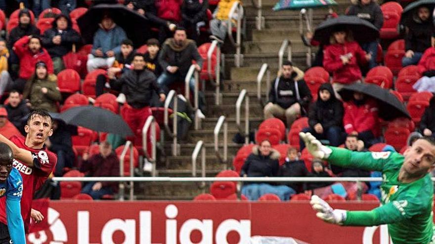 Budimir, ahora en Osasuna y la pasada temporada goleador en el Mallorca, estuvo en la mesa el último día.