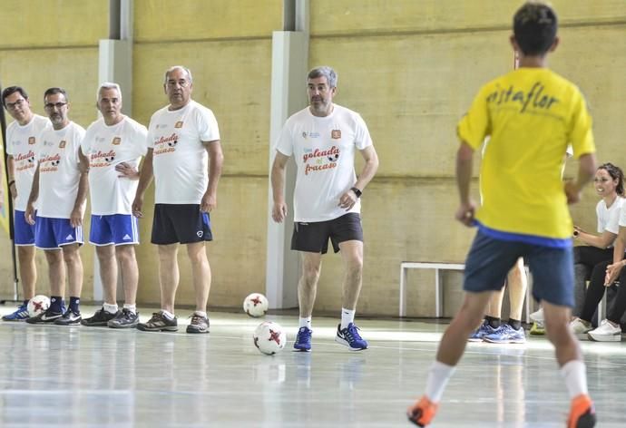 LAS PALMAS DE GRAN CANARIA. Fernando Clavijo participa junto a candidatos de la formación nacionalista y de otras fuerzas políticas en el partido de fútbol sala ?Una goleada al fracaso? organizado por el Club Deportivo Evangélico.  | 16/05/2019 | Fotógrafo: José Pérez Curbelo