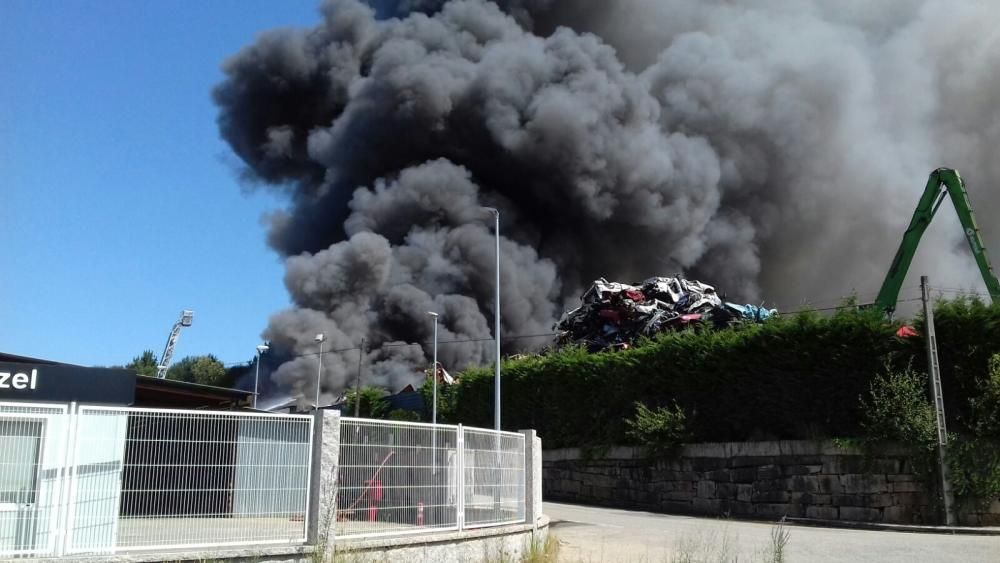 La columna de humo es visible a varios kilómetros de distancia. El fuego se ha registrado en una nave dedicada al reciclaje de residuos