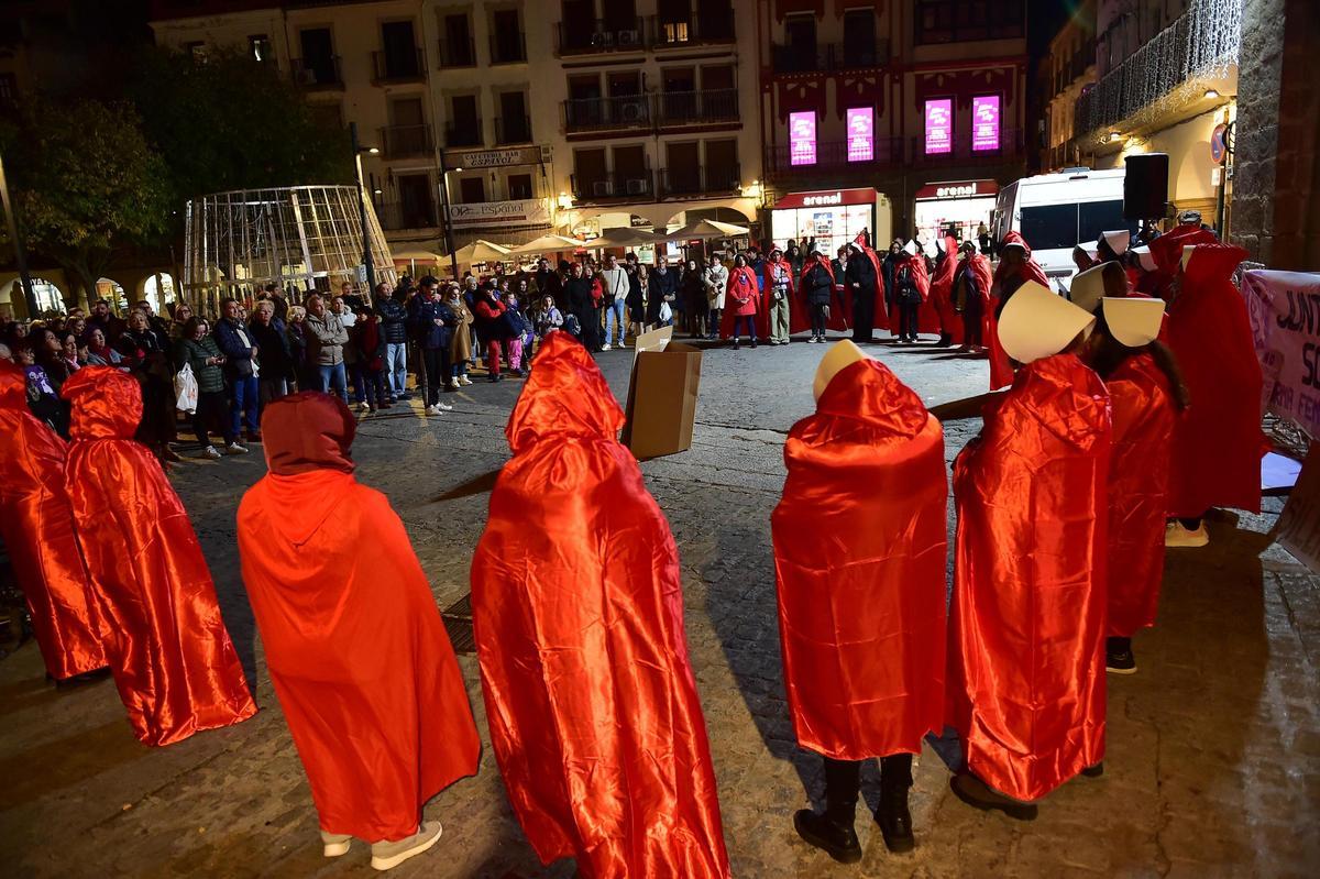Concentración en la plaza Mayor de Plasencia, por el 25N.