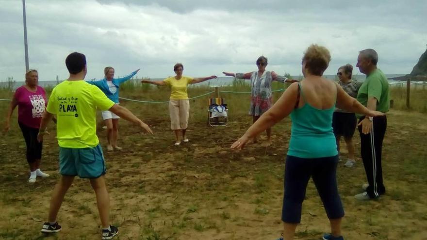 La primera clase de gimnasia de mantenimiento en la playa de Rodiles.