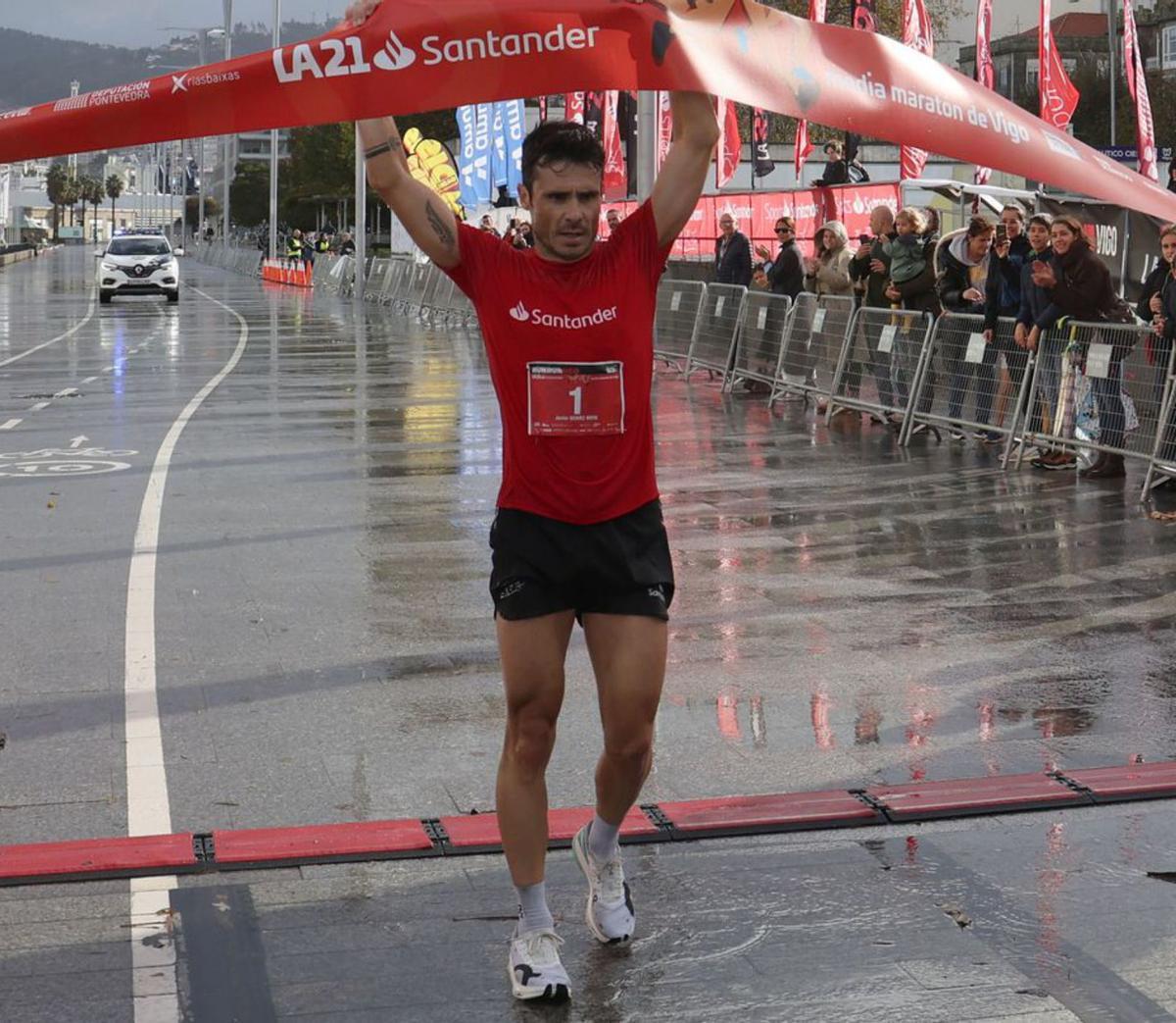 El triatleta gallego
Javier Gómez Noya, 
al término de una 
prueba en Vigo. | // JOSÉ LORES
