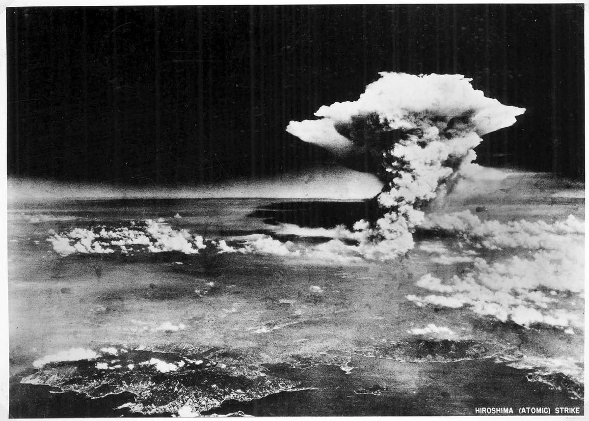 HIR020 HIROSHIMA (JAPÓN) 05/08/2015.- Foto facilitada por el Museo Conmemorativo de la Paz de Hiroshima que muestra la explosión de la bomba atómica sobre Hiroshima, fotografiada por el Ejército estadounidense el 6 de agosto de 1945. Japón recuerda este año el 70 aniversario de la tragedia en la que fallecieron miles de personas en cuestión de segundos. A finales de 1945, año en que cayó la bomba, un total de 140.000 personas habían muerto a causa de los efectos de la radiación. EFE/Hiroshima Peace Memorial Museum SÓLO USO EDITORIAL/FOTO CEDIDA