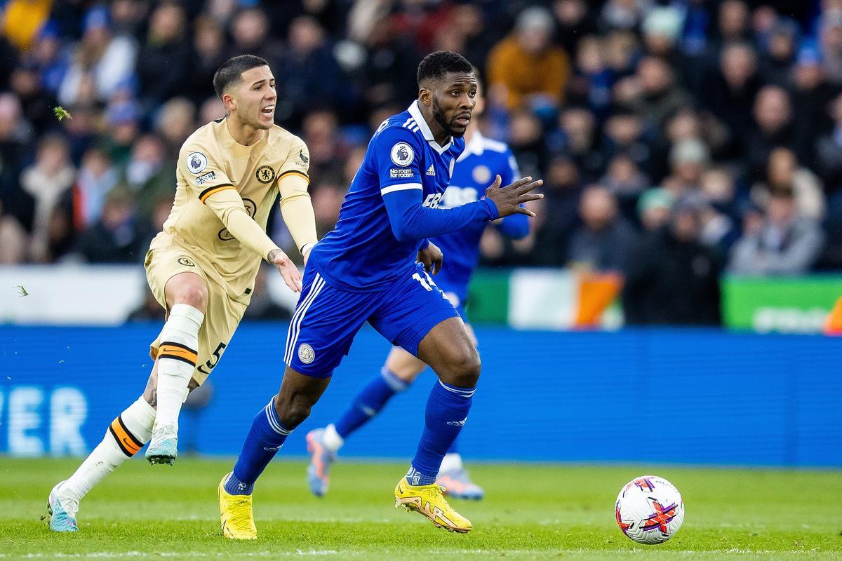 El delantero del Leicester City Kelechi Iheanacho (14) y Enzo Fernández del Chelsea durante el partido de fútbol del campeonato inglés Premier League entre el Leicester City y el Chelsea el 11 de marzo de 2023 en el King Power Stadium en Leicester, Inglaterra