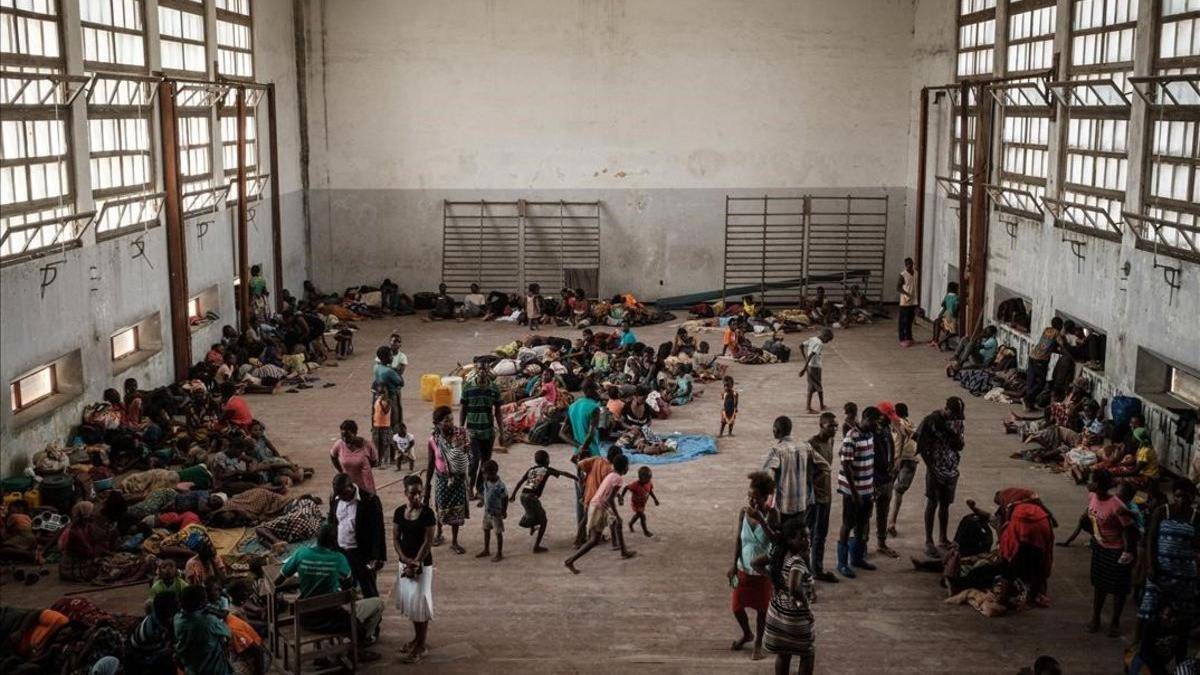 Afectados por el ciclón en un pabellón de acogida en la ciudad de Beira, en Mozambique