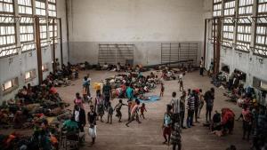 Afectados por el ciclón en un pabellón de acogida en la ciudad de Beira, en Mozambique.