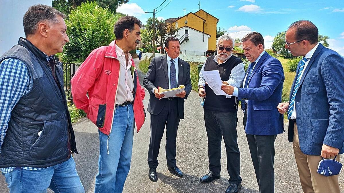 Canteli promete varias mejoras a los vecinos en el barrio de Olivares | LNE