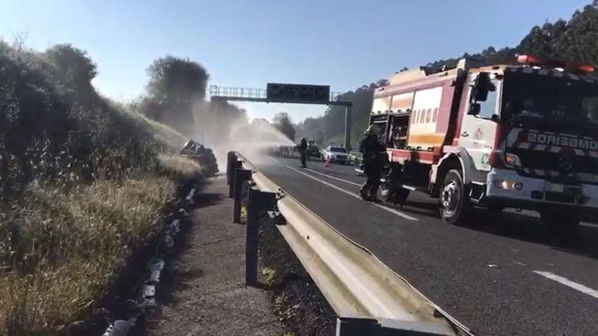 Los bomberos refrigeran las bombonas de acetileno caídas del camión accidentado en la AP-9.