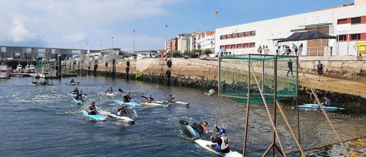 Uno de los encuentros disputados ayer en la dársena de la lonja de Cangas. |  // G.NÚÑEZ