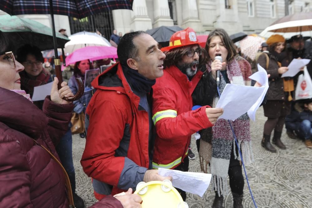 Trabajadores de Justicia, en huelga indefinida, se manifiestan disfrazados a las puertas del Tribunal Superior de Xustiza de Galicia.