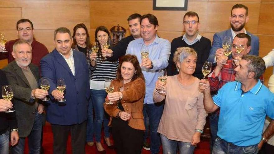 El brindis de la corporación, poco antes del comienzo del pleno de anoche. // Noé Parga