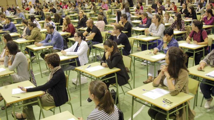 Examen de las oposiciones a docente, el pasado año, en Santiago.
