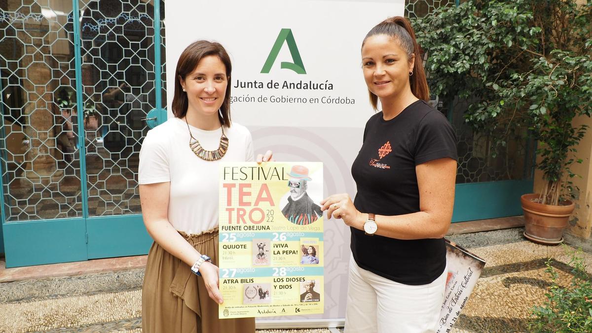 Cristina Casanueva y Silvia Mellado sostienen el cartel de la obra de teatro.